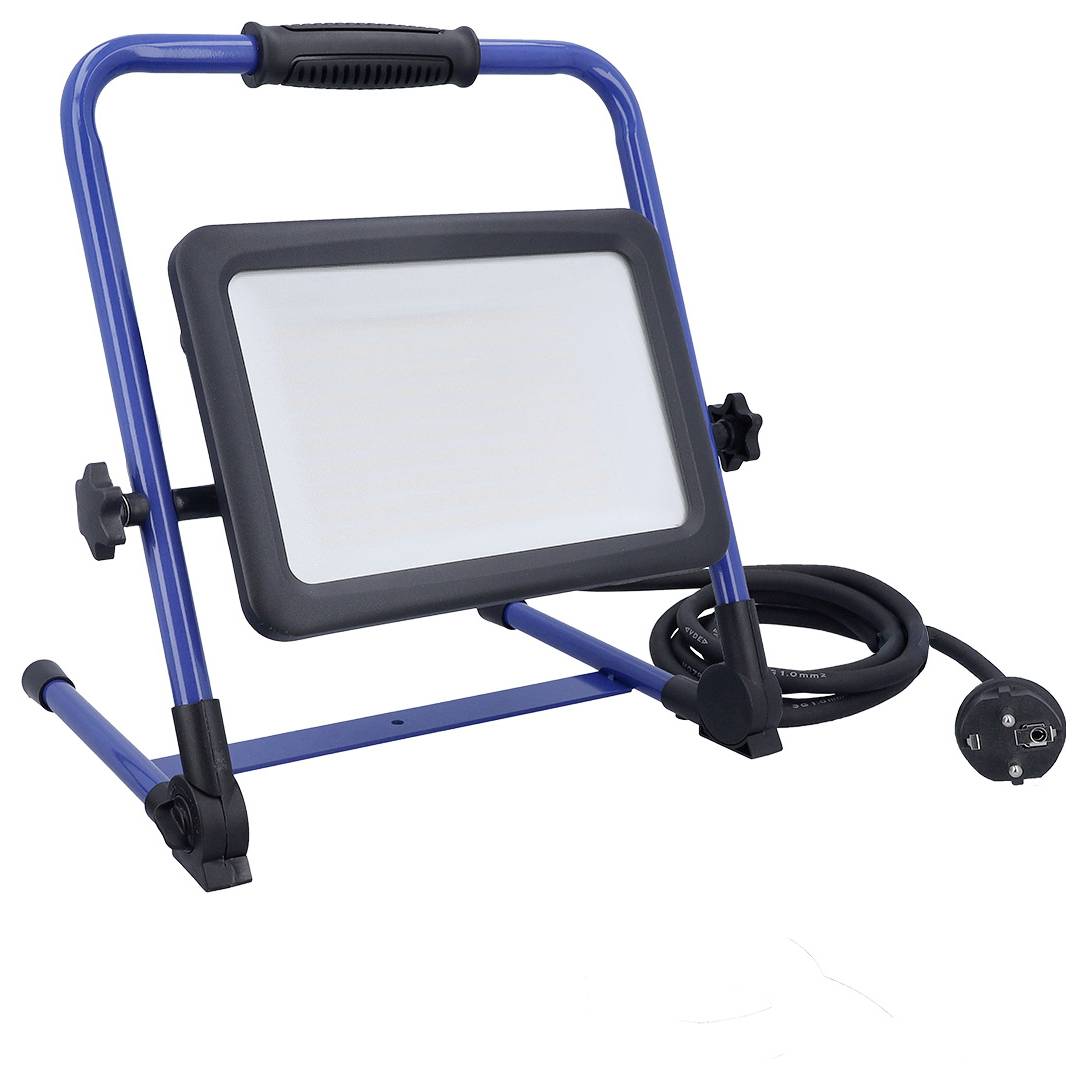 Tragbare LED-Arbeitsleuchte auf einem blauen Ständer mit verstellbarem Rahmen und aufgerolltem Stromkabel, entwickelt für die Werkstatt- oder Außenbereichsnutzung.