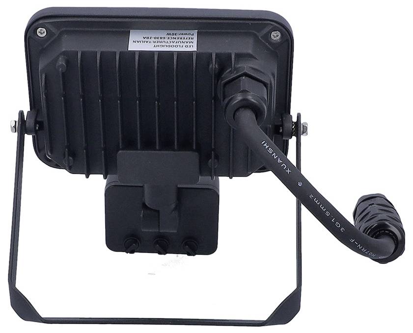 Das Bild zeigt die Rückansicht einer schwarzen LED-Flutlichtleuchte mit einer angebrachten Halterung und einem Kabel mit der Bezeichnung „XAMISH AWM 301/305mm2