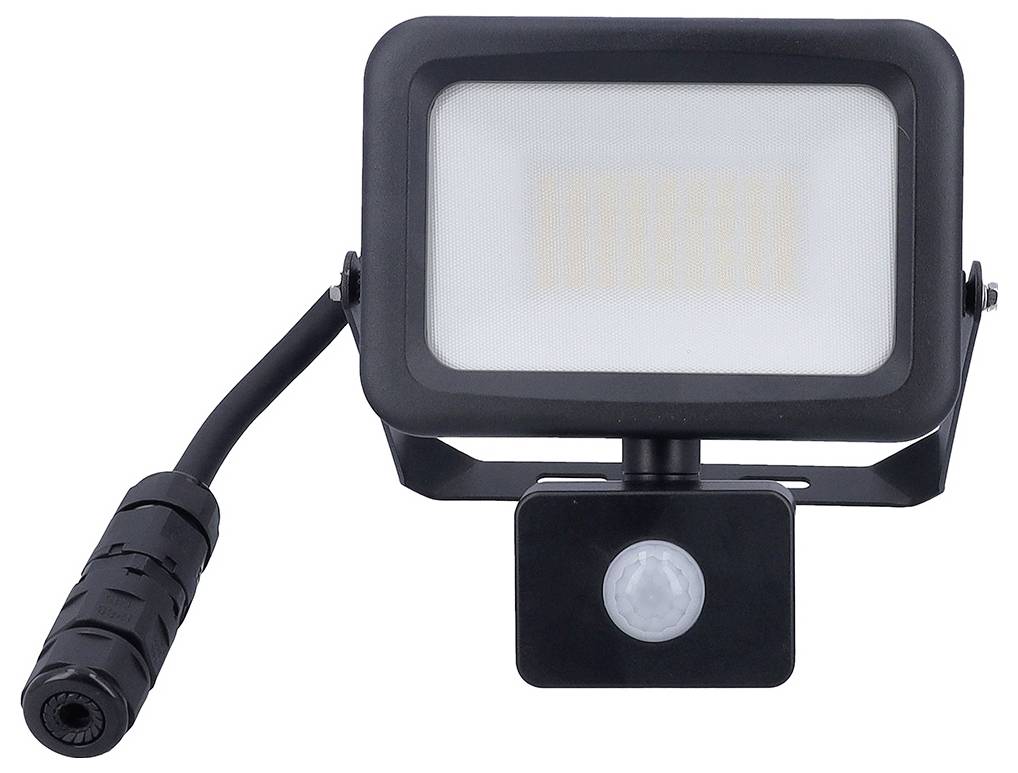 Ein schwarzer LED-Flutlichtstrahler für den Außenbereich mit Bewegungsmelder, auf einer verstellbaren Halterung montiert, geeignet zur Ausleuchtung großer Flächen.