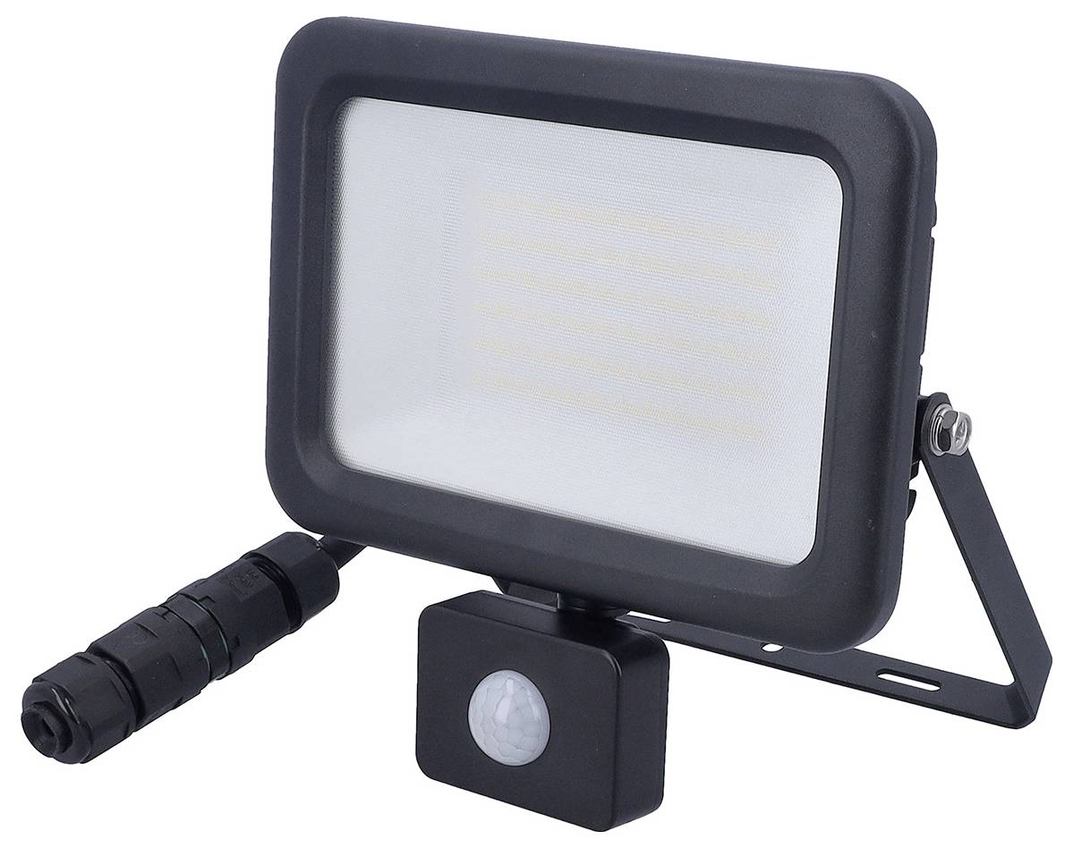 Ein LED-Strahler mit schwarzem Rahmen und einem Bewegungsmelder darunter, montiert auf einer Halterung für flexible Positionierung.