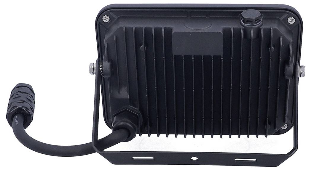 Ein rechteckiger schwarzer LED-Flutlichtstrahler mit gerippter Rückseite und kurzem Kabel, auf einer verstellbaren Halterung montiert, von hinten betrachtet.