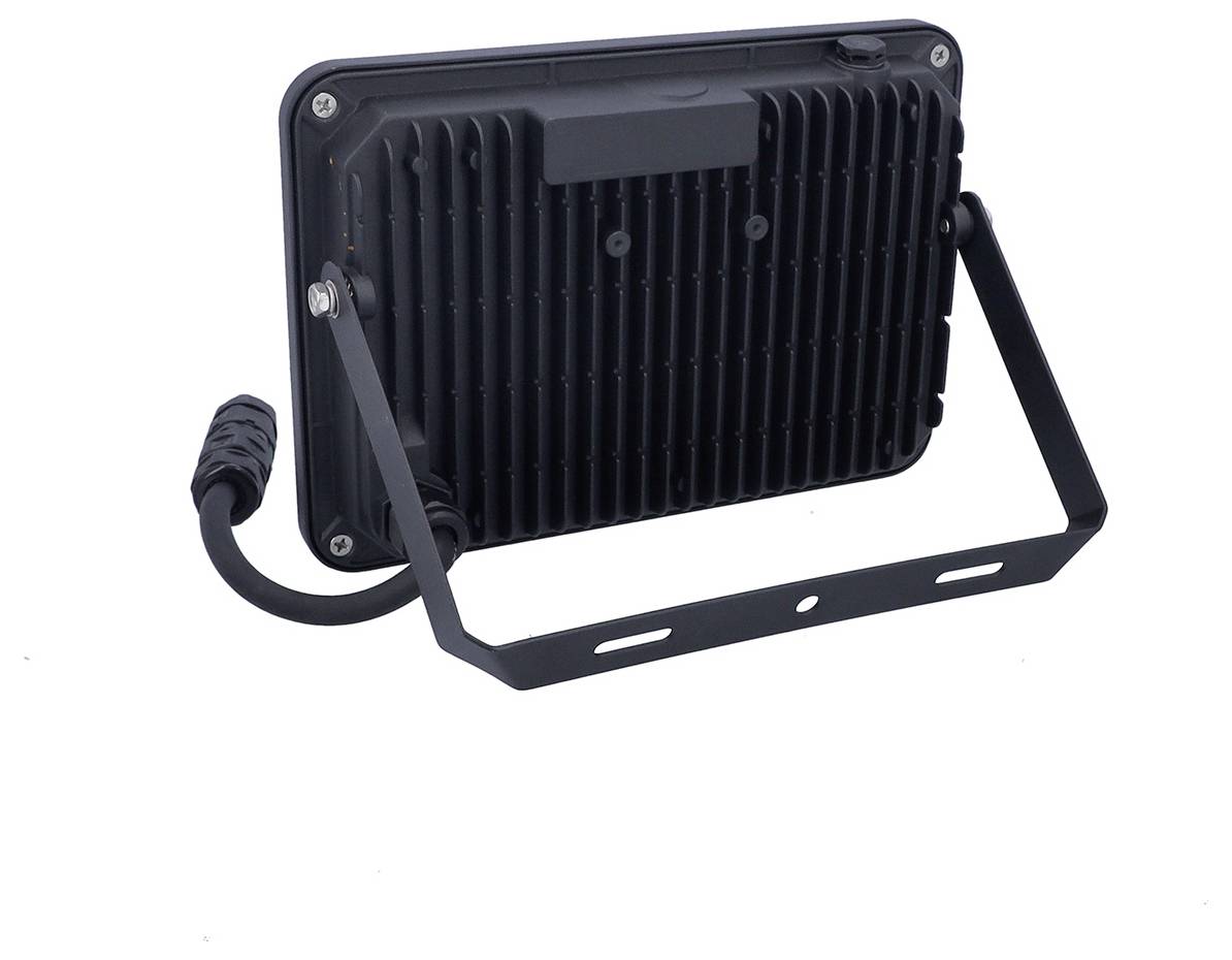 Ein schwarzer, rechteckiger LED-Flutlichtstrahler von hinten betrachtet, der sein geripptes Rückenelement und die abgewinkelte Befestigungshalterung zeigt.