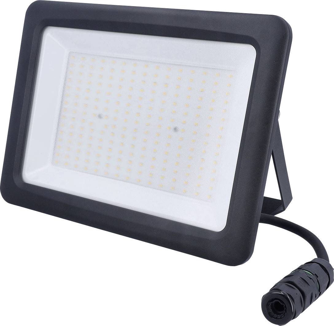 Ein schwarzgerahmtes LED-Flutlicht mit rechteckiger Form steht auf einer Halterung. Es hat ein sichtbares Stromkabel mit angeschlossenem Stecker.