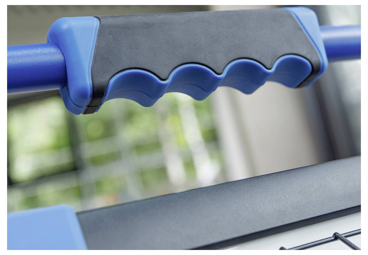 Eine Nahaufnahme eines blau und schwarz gefärbten Griffs an Trainingsgeräten, die sein ergonomisches Griffdesign vor einem unscharfen Innenraum-Hintergrund zeigt.