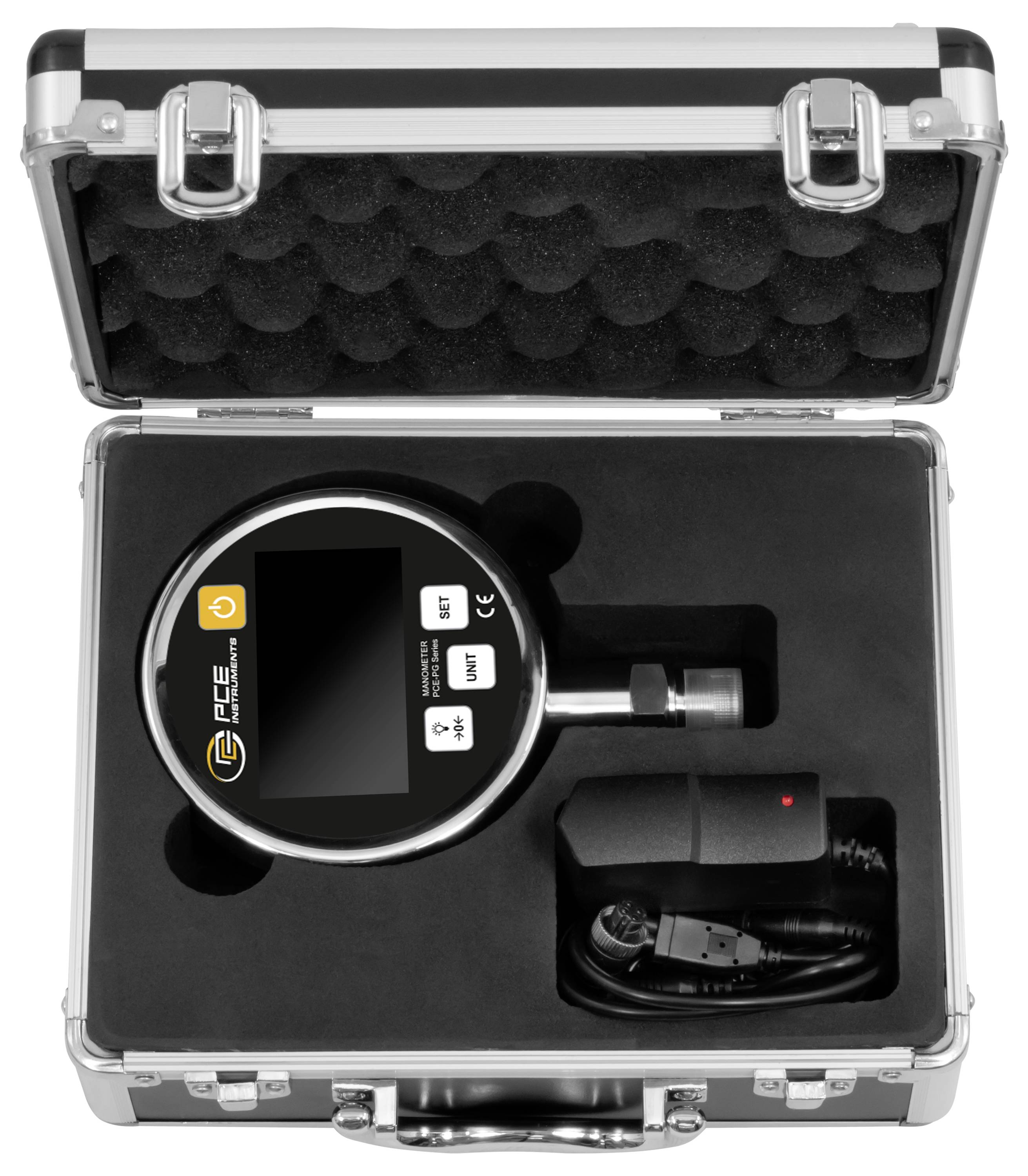 Ein tragbares digitales Messinstrument in einem schaumstoffgepolsterten Transportkoffer, mit einer Sonde und einem Kabel, die daneben verstaut sind.