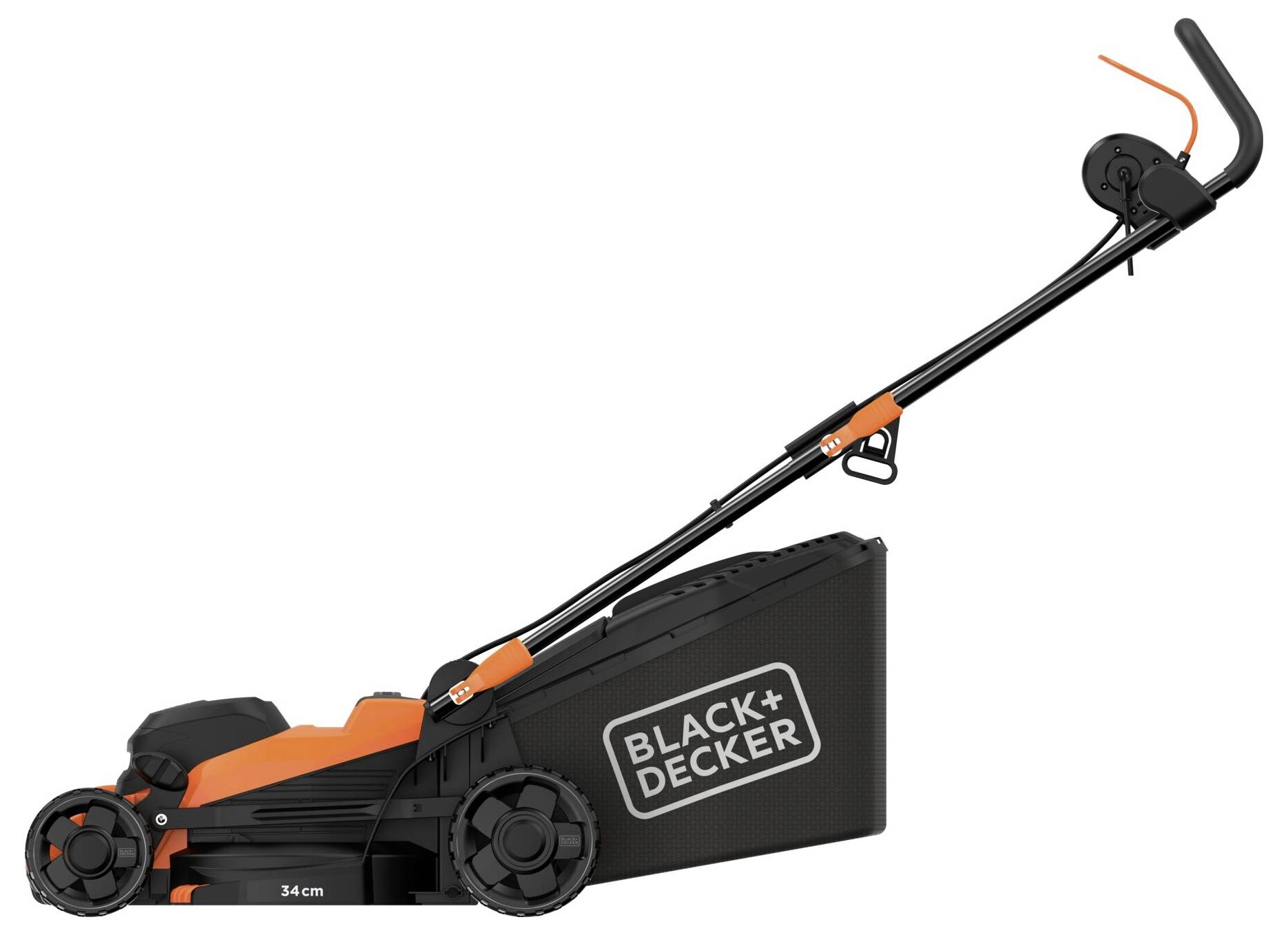 Eine Seitenansicht eines Black+Decker-Rasenmähers mit schwarzem und orangefarbenem Design, die den Griff, die Räder und den Grassammelbecher zeigt.