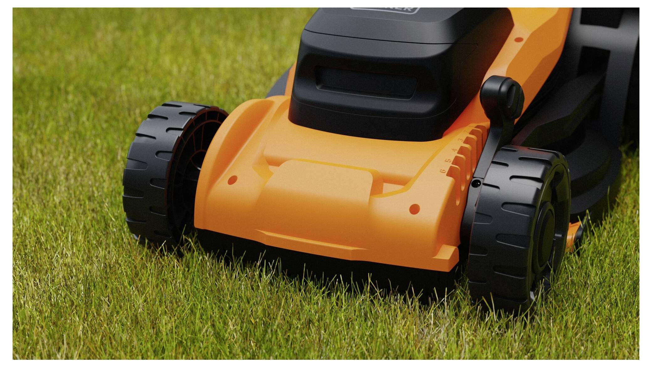 Eine Nahaufnahme eines orange-schwarzen Rasenmähers, der Gras schneidet, zeigt die Vorderräder und Klingen auf einem leuchtend grünen Rasen.