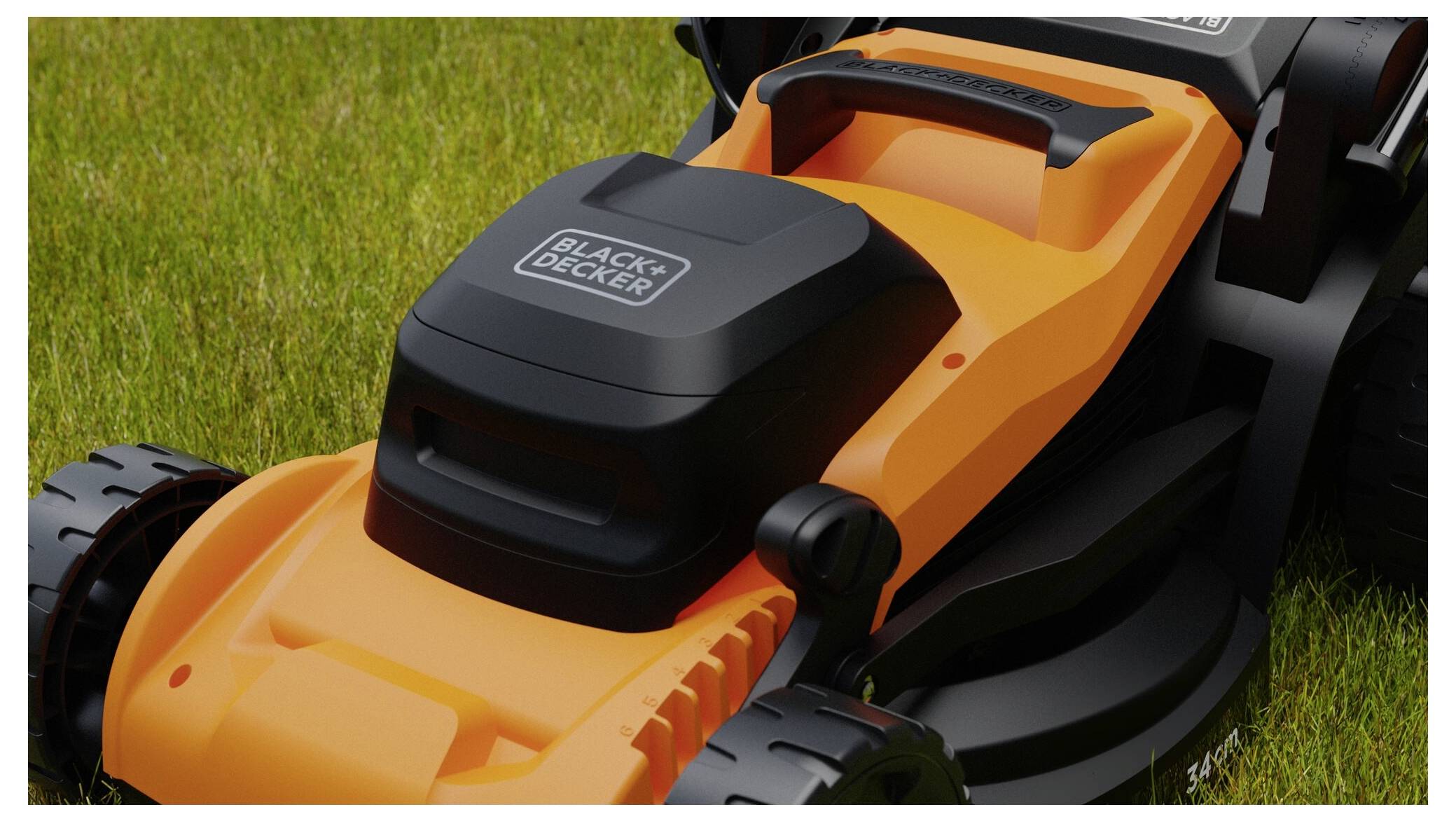 Ein orange-schwarzer Rasenmäher auf einem grasbewachsenen Rasen, mit einem Griff und Rädern.