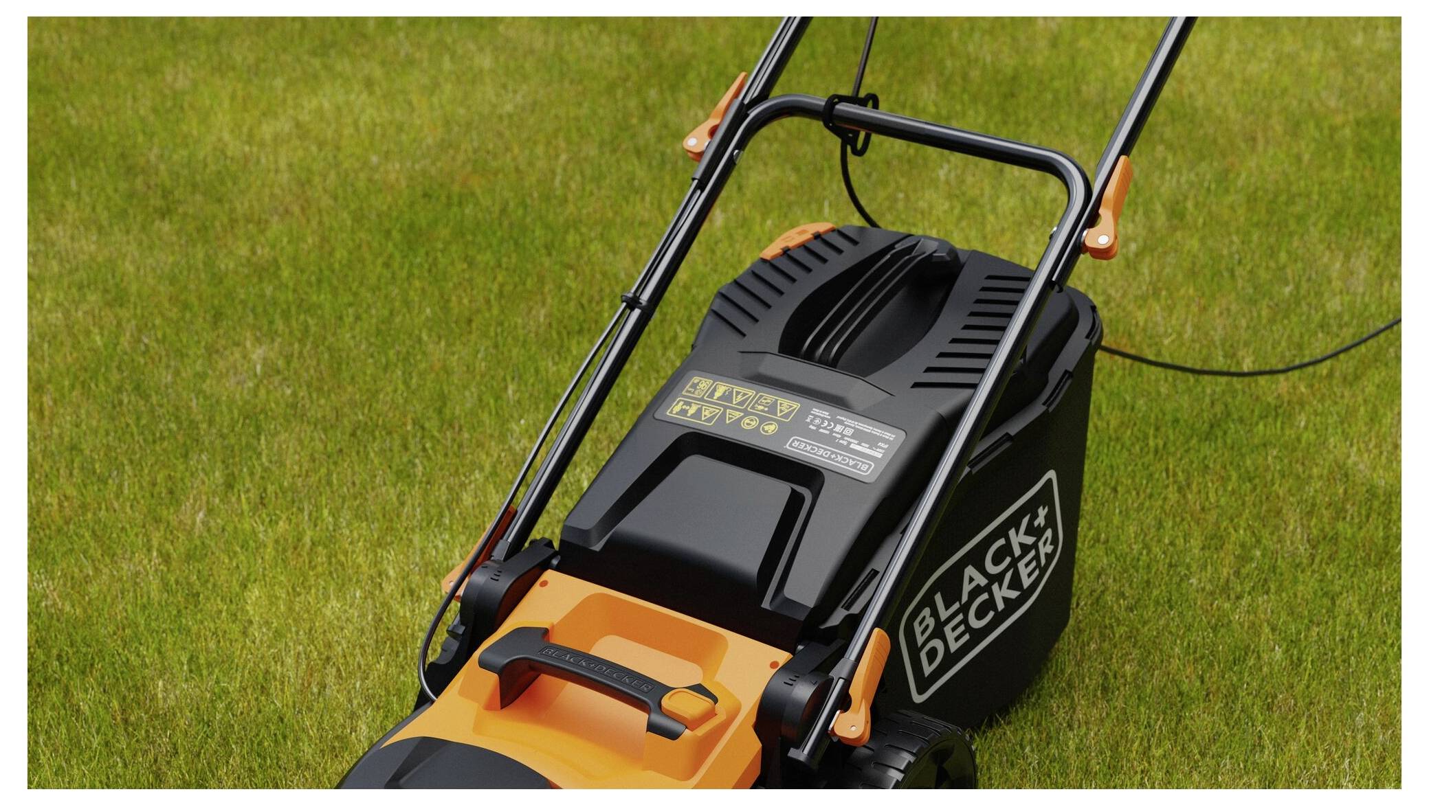 Ein BLACK+DECKER Rasenmäher auf frisch geschnittenem Gras, der den Griff und den oberen Teil des Mähers mit sichtbarem Markenschriftzug zeigt.