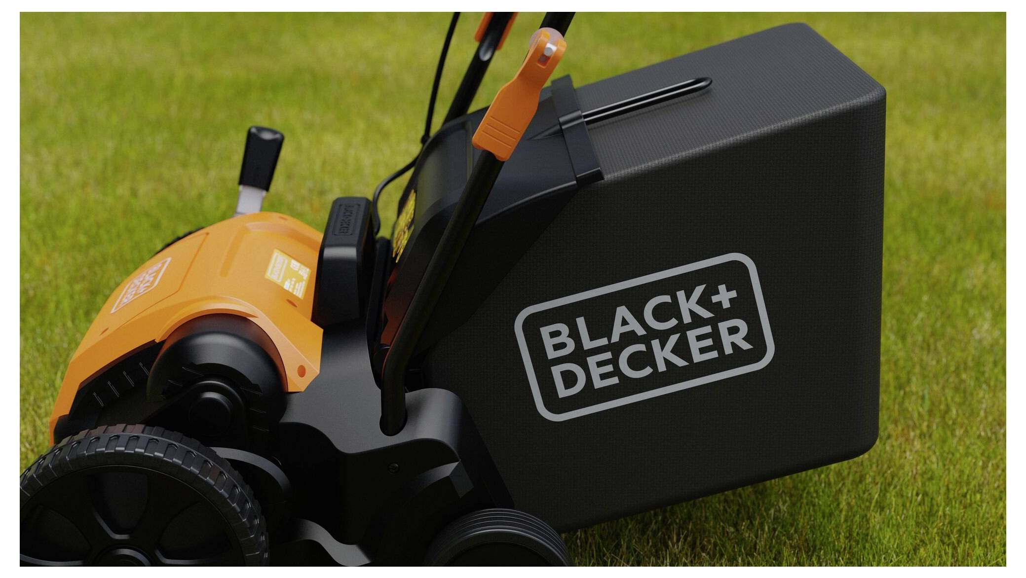 Ein Black+Decker Rasenmäher auf einem Grasfläche mit einem orangefarbenen Griff und einem schwarzen Grasfangkorb.