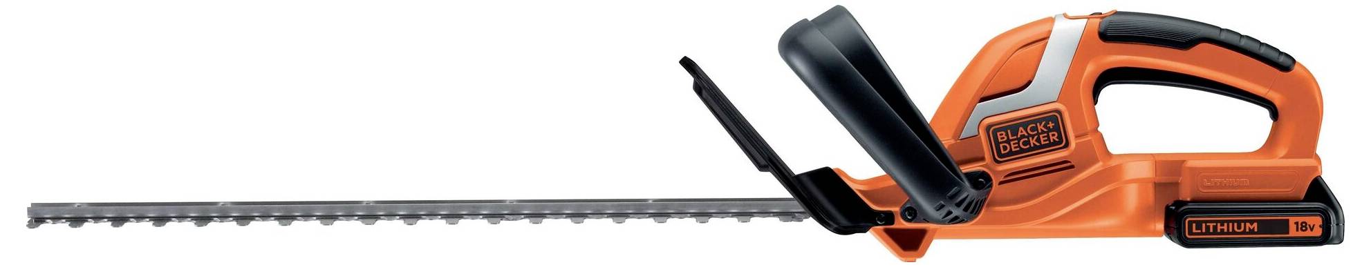 Eine Person nutzt einen schwarz-orangefarbenen kabellosen Schleiffer, um die Oberfläche eines schmiedeeisernen Zauns im Freien zu polieren.