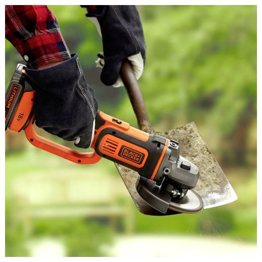 Eine Person mit Handschuhen verwendet einen orangefarbenen „Black + Decker