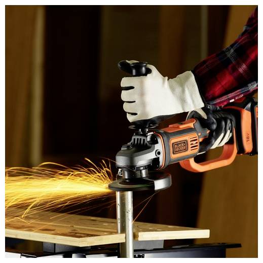 Eine Person, die die Kettenwintung einer orangefarbenen elektrischen Kettensäge mit Hilfe eines Spannknopfs an der Seite des Werkzeugs einstellt.