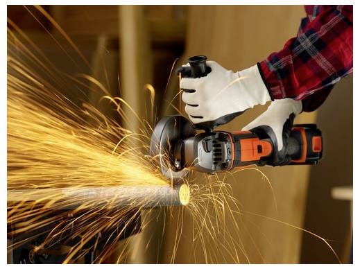 Eine Person mit Handschuhen benutzt einen Winkelschleifer, um Metall zu schneiden und erzeugt dabei helle Funken, die nach außen spritzen.