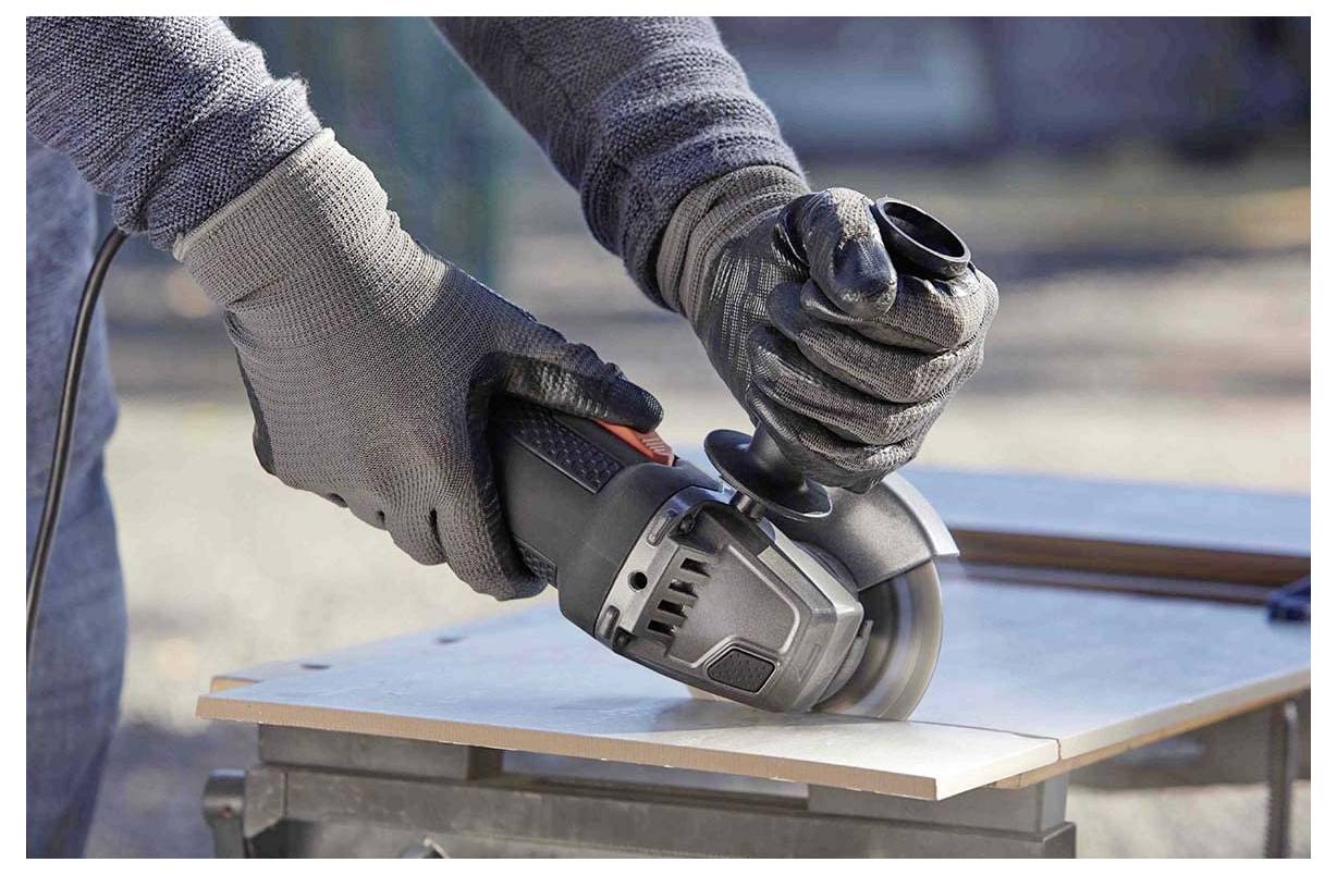 Ein orange-schwarzer elektrischer Fadentrimmer mit verstellbarem Griff und langem Schaft, entwickelt für die Rasen- und Gartenpflege.