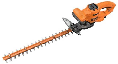 Eine orangefarbene Heckenschere mit einer langen Sägeblatt-Klinge und ergonomischem Griff, konzipiert zum effizienten Schneiden von Hecken und Büschen.