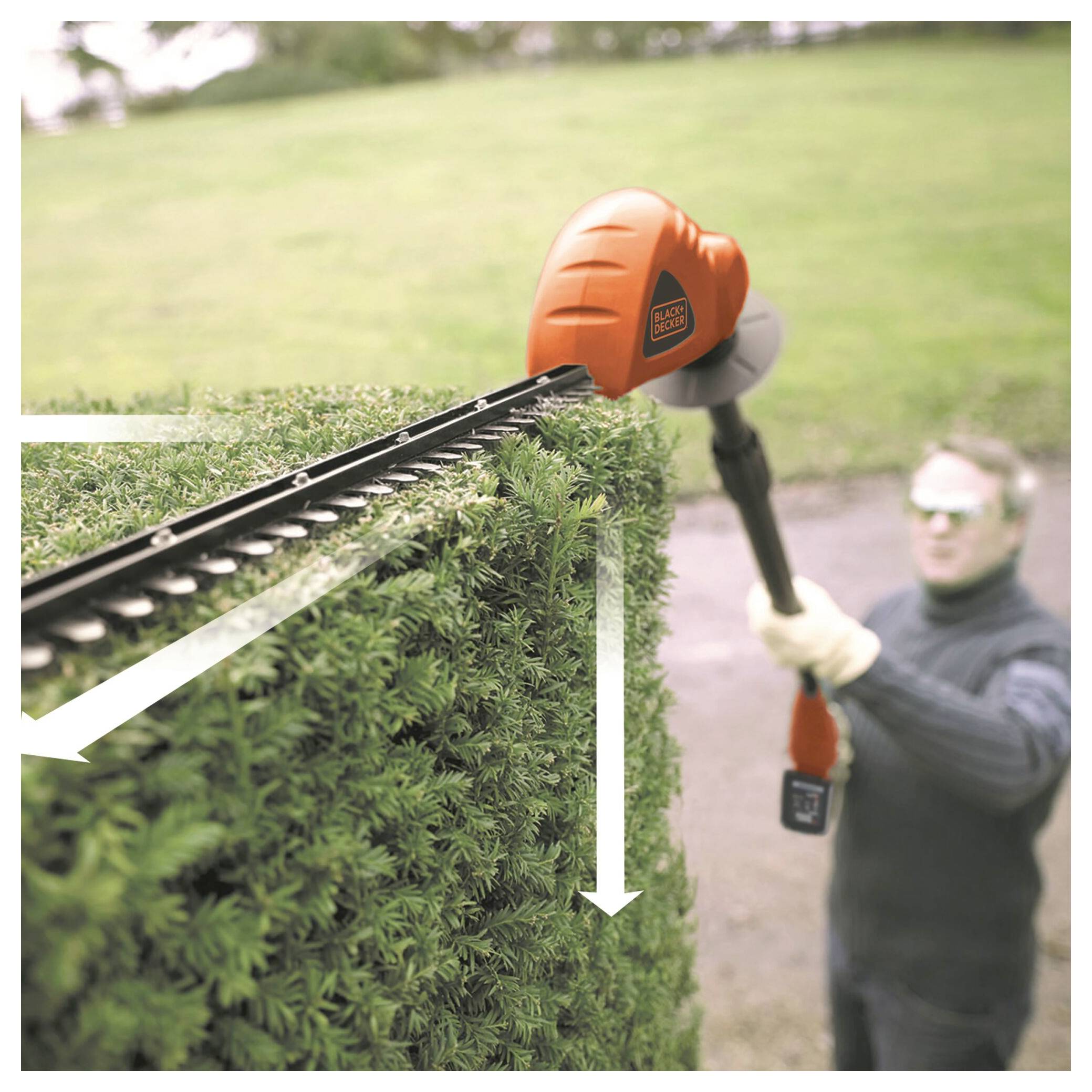 Eine Hand hält ein Smartphone, das eine Netzwerk-Test-App anzeigt, die eine Liste erfolgreicher Tests zeigt, mit einem in der Nähe befindlichen Testgerät mit der Bezeichnung SPICY.