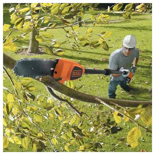 Eine Person schneidet Gras in einem Garten mit einem orangenen Trimmer, wobei sie vor einem Holzzaun an einem sonnigen Tag steht.