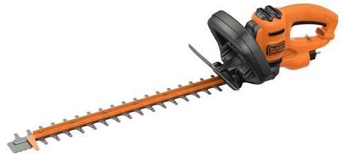 Ein elektrischer Heckenschneider mit einem leuchtend orangefarbenen Griff und einer schwarzen Schutzvorrichtung wird gezeigt. Er hat eine lange Klinge, die zum Schneiden von Hecken konzipiert ist.