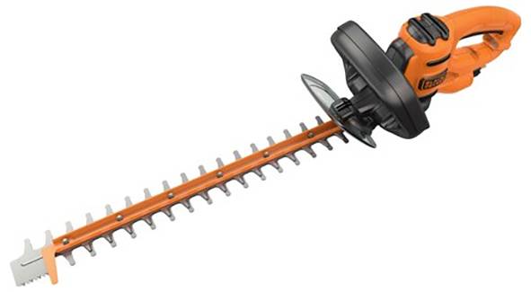 Eine orange-schwarze elektrische Heckenschere mit langer gezahnter Klinge, entwickelt zum Schneiden und Formen von Hecken und Sträuchern.