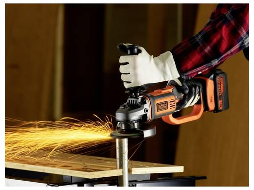 Eine Person verwendet einen elektrischen Winkelscleifer zum Schneiden von Metall, wobei helle Funken fliegen. Das Werkzeug hat eine orange-schwarze Farbgebung.