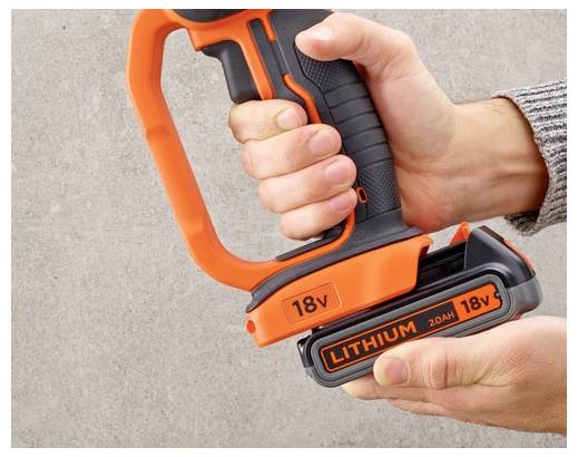 Eine Person befestigt eine orange-schwarze 18-V-Lithium-Batterie an einem Elektrowerkzeug und betont die einfache Batterieinstallation.