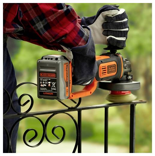 Eine Person, die Handschuhe trägt, nutzt einen orangefarbenen kabellosen Schleiffer, um ein Metallgeländer im Freien zu glätten, was auf eine Heimwerkeraktivität hindeutet.