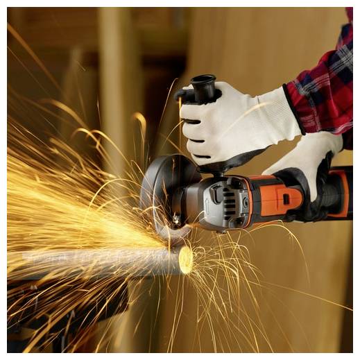 Eine Person, die einen Winkelschleifer auf einem Metallstab verwendet und dabei helle Funken erzeugt. Die Person trägt Schutzhandschuhe und ein kariertes Hemd.