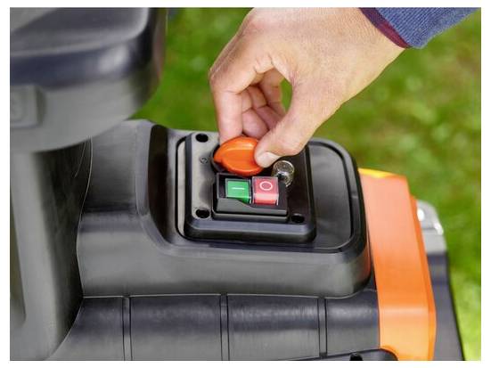 Ein grauer Ladehub mit einem ausfahrbaren USB-C-Kabel, einem USB-A-Anschluss und einem USB-C-Anschluss, gekennzeichnet mit „USB-C 1 Kabel