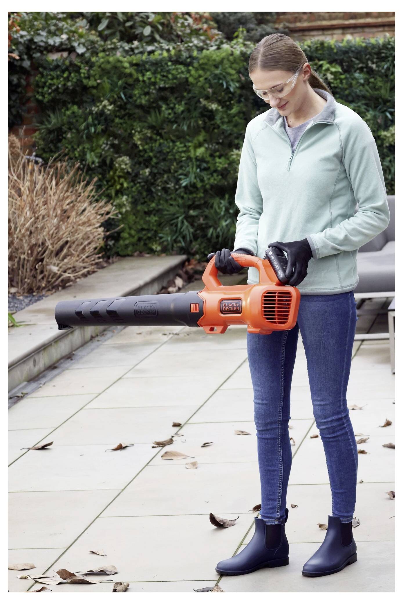 Ein Black+Decker 18V, 2,0 Ah Lithium-Akku mit Power Connect-Funktion, von der Seite und von oben gezeigt.