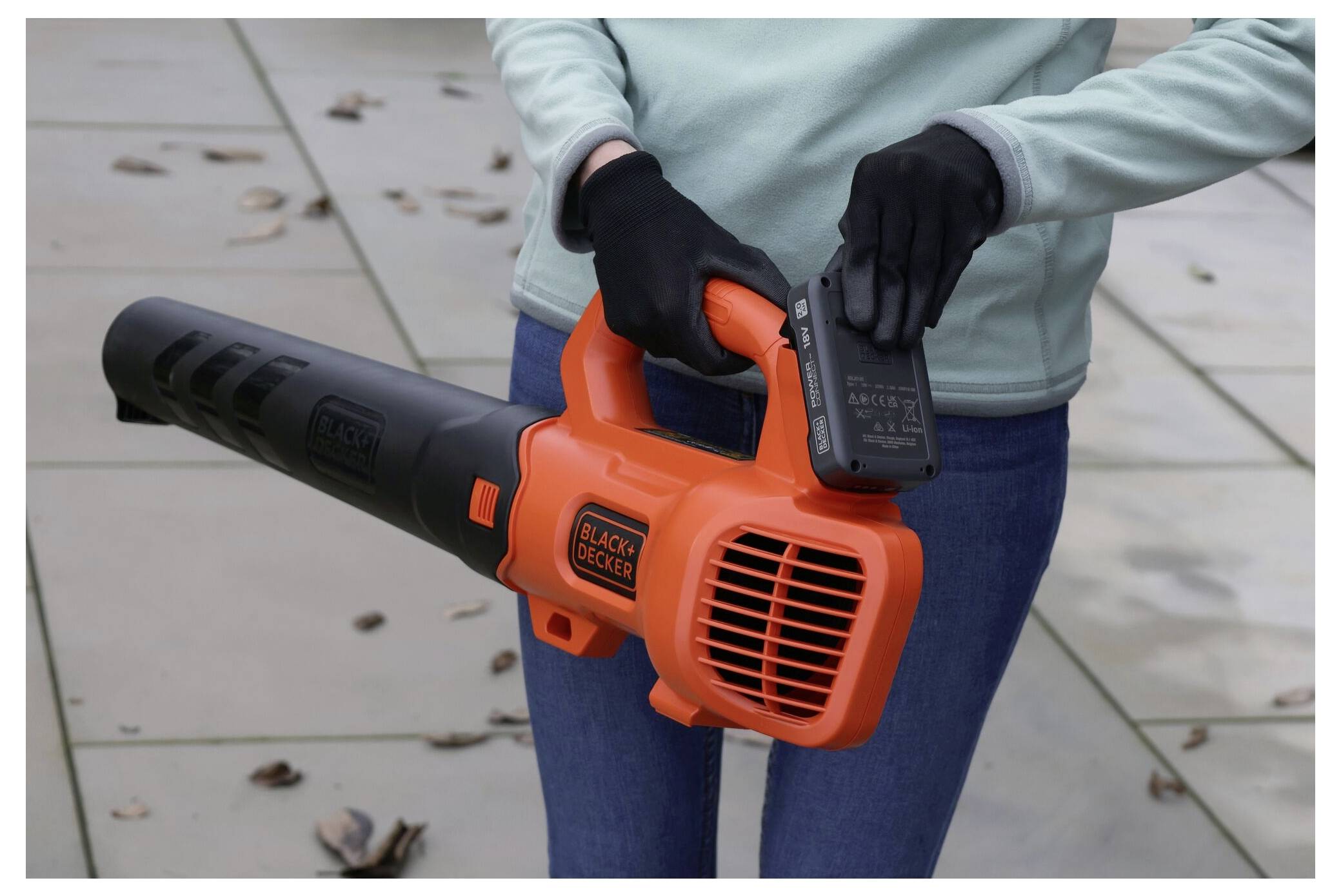 Ein schwarzer Computermonitor von hinten betrachtet, mit einem rechteckigen Ständer und einem kleinen Knopf auf der unteren linken Seite.