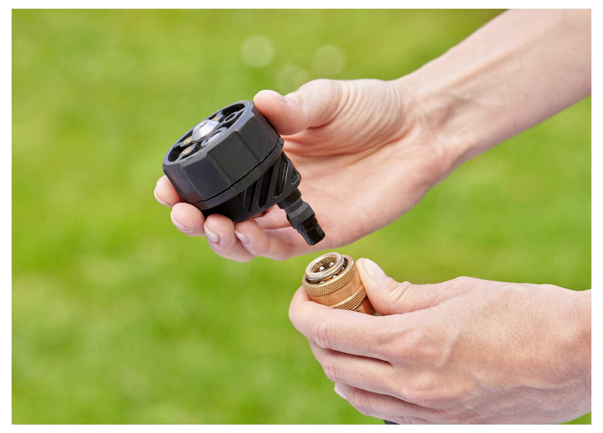 Eine Person benutzt einen schwarzen und Decker-Akku-Bohrer, um ein Loch in ein Metallblech zu bohren und dabei die Kraft und Vielseitigkeit des Werkzeugs zu demonstrieren.