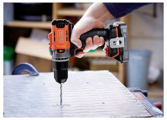 Ein weißes Wandladegerät mit USB-C- und USB-A-Anschlüssen, mit einem angeschlossenen USB-C-Kabel.