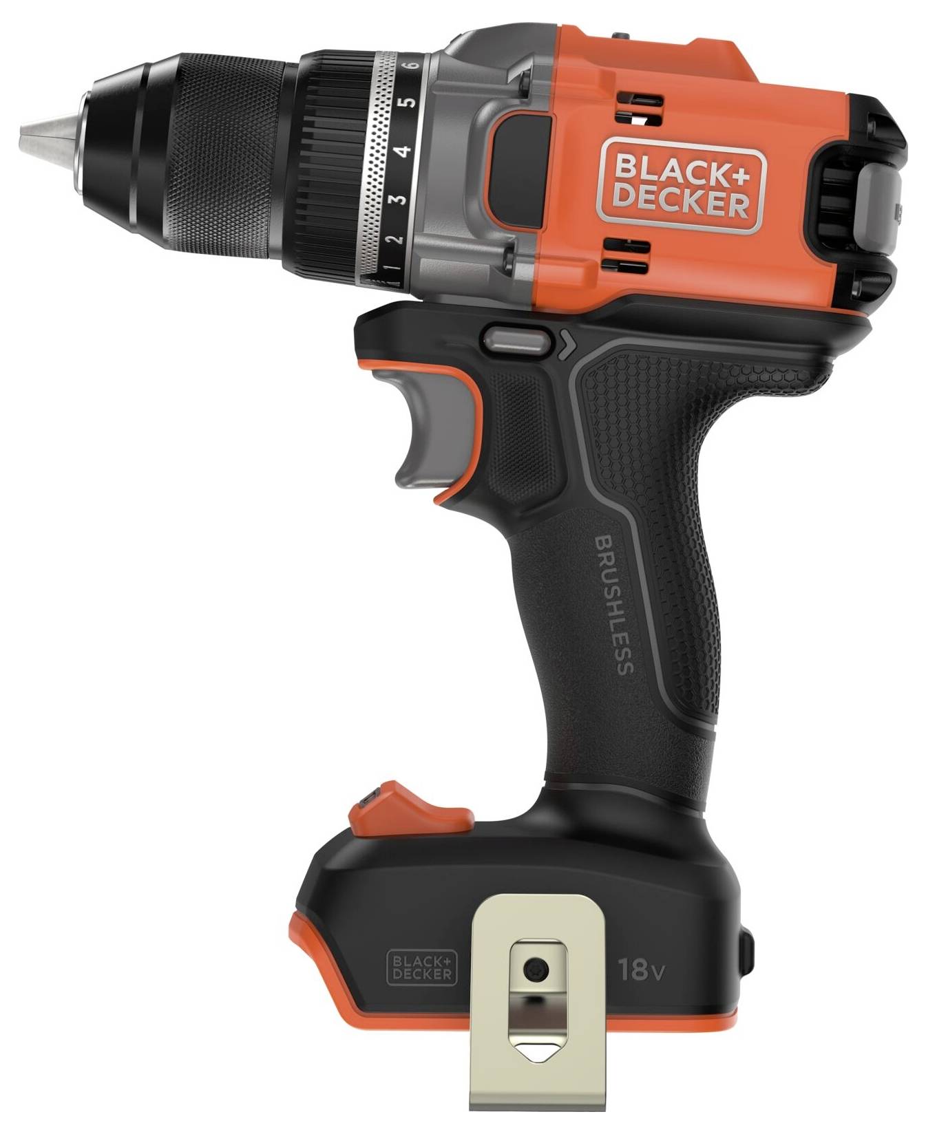 Eine Person benutzt einen orangefarbenen kabellosen Bohrer auf einem Holzbrett im Freien und zeigt DIY- oder Bauarbeiten.