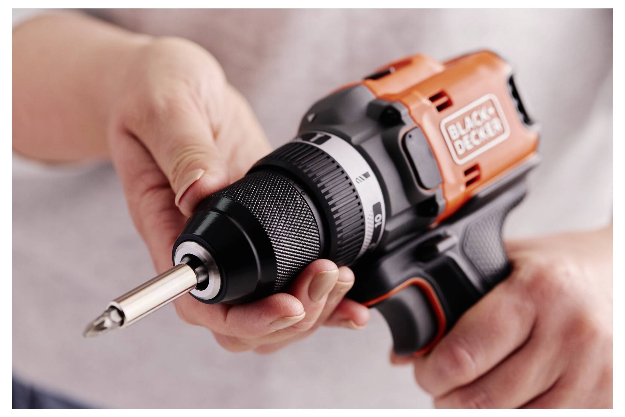 Rückansicht eines iiyama-Computermonitors, die einen rechteckigen Ständer und das Markenlogo oben zeigt.