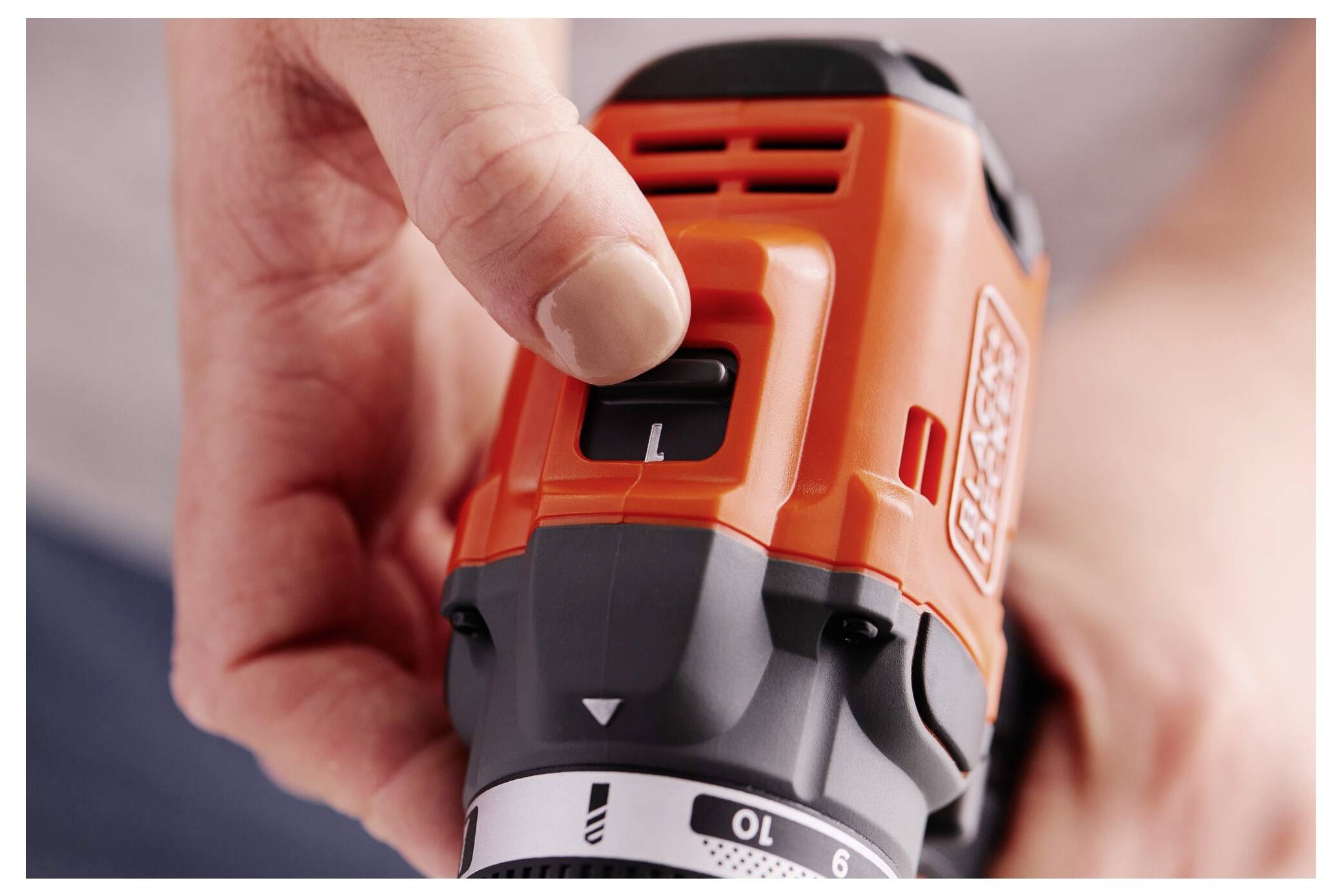 Eine Nahaufnahme einer Monitorecke, die den Modellnamen „ProLite X2497HSU