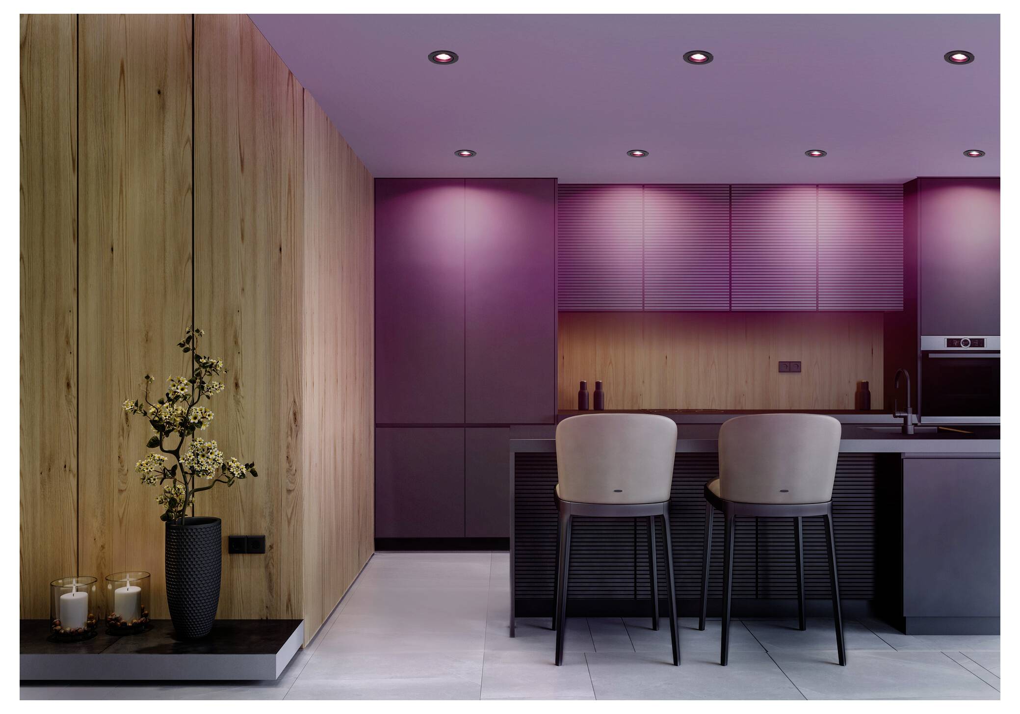 Eine moderne Küche mit Holzverkleidung, violetter Beleuchtung und zwei Hockern, die auf eine dunkle Theke ausgerichtet sind. Kerzen und eine Topfpflanze verleihen dem Raum zusätzliche Dekoration.