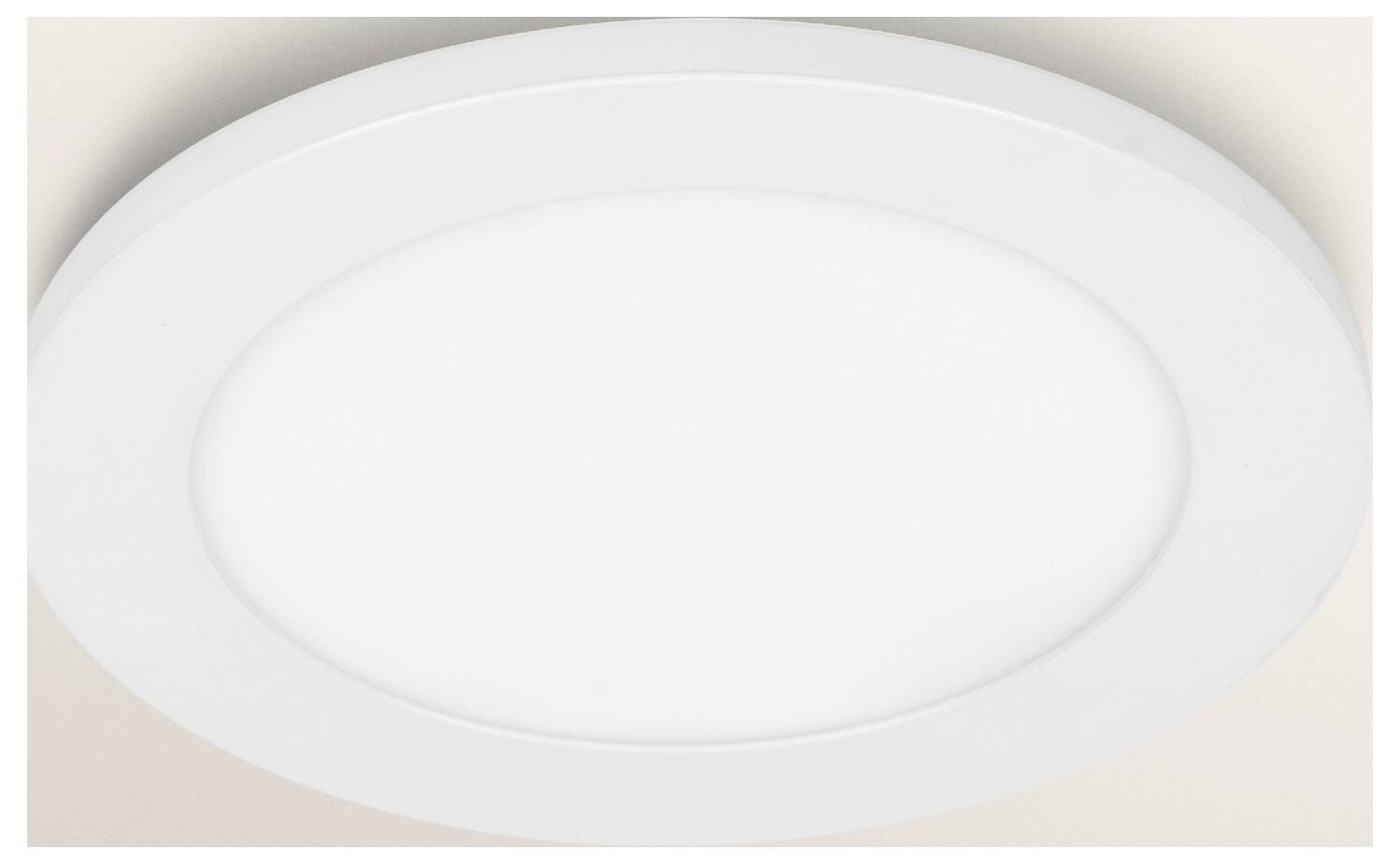 Ein rundes, weißes LED-Deckenleuchte mit schlankem, minimalistischem Design, auf einer hellfarbigen Decke montiert.