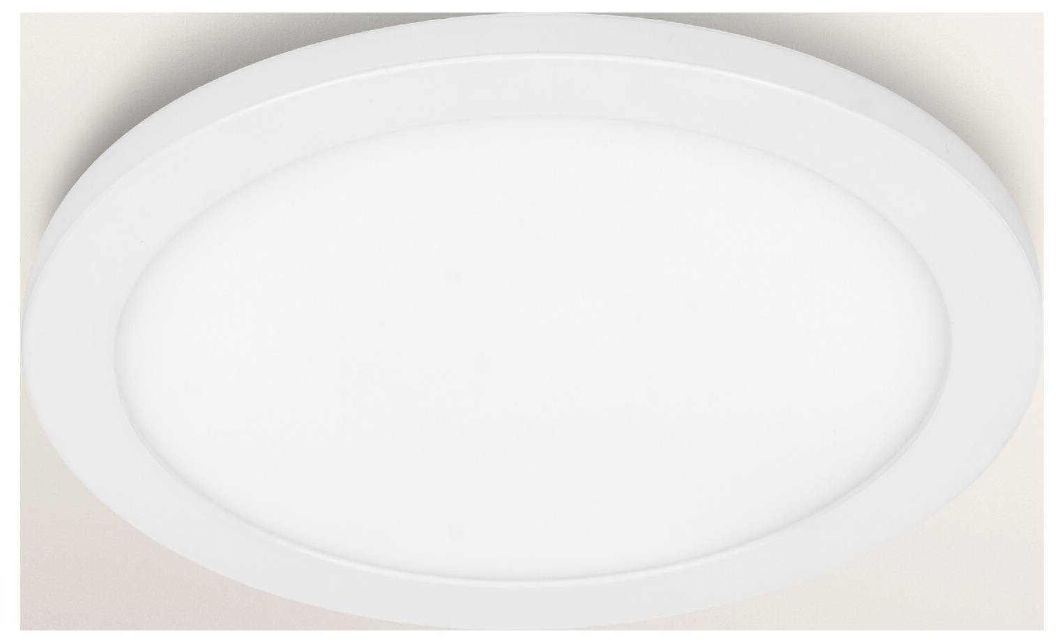 Eine runde, weiße Deckenleuchte mit einfachem, glattem Design, die an einer hellfarbigen Decke angebracht ist.