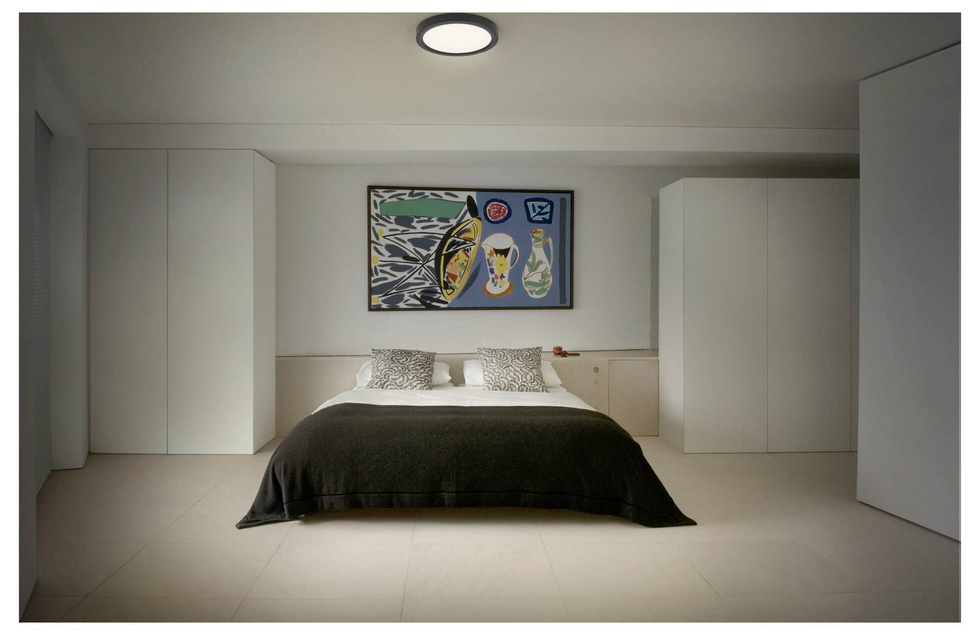 Ein blaues iPhone-Etui mit weicher weißer Rückseite, mit einer kreisförmigen Vertiefung für die Kompatibilität mit kabelloser Aufladung.