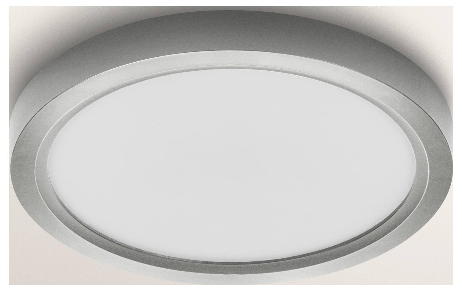 Eine runde, silberfarbene Deckenleuchte mit einem mattweißen Diffusor, an einer weißen Decke angebracht.