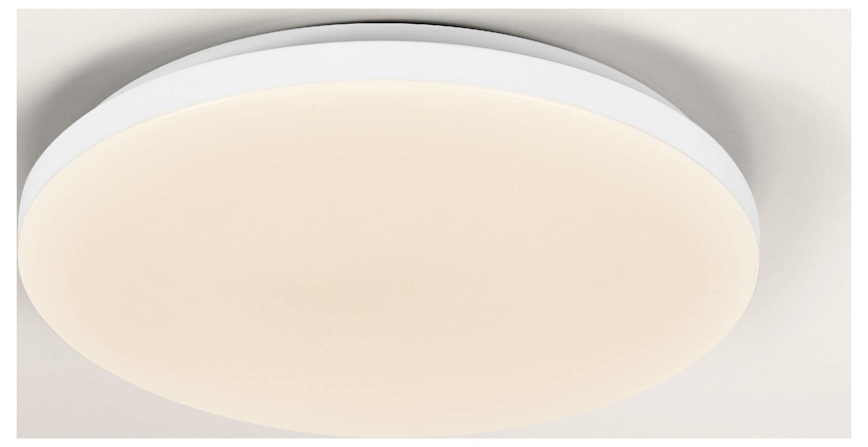 Eine weiße eingelassene Leuchte mit leuchtender Glühbirne, an der Decke montiert, mit sichtbaren Metallklammern zur Installation.