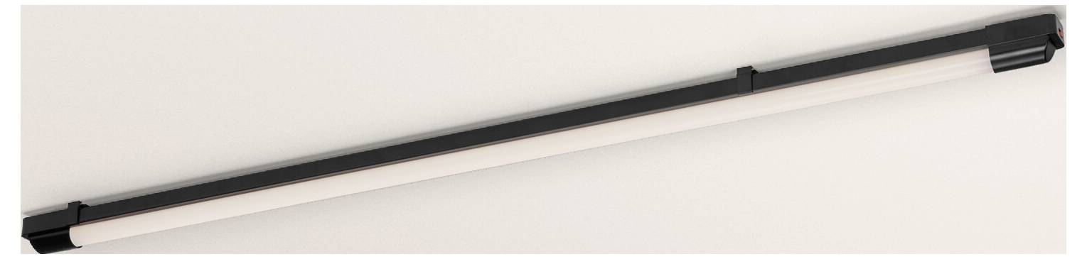 Eine schwarz-weiße LED-Leuchtstoffröhre diagonal gegen eine weiße Wand montiert.