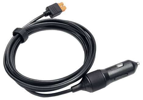 Ein aufgerolltes schwarzes Autolader-Kabel mit einer orangefarbenen Spitze an einem Ende und einem Standard-Zigarettenanzünder-Stecker am anderen Ende.