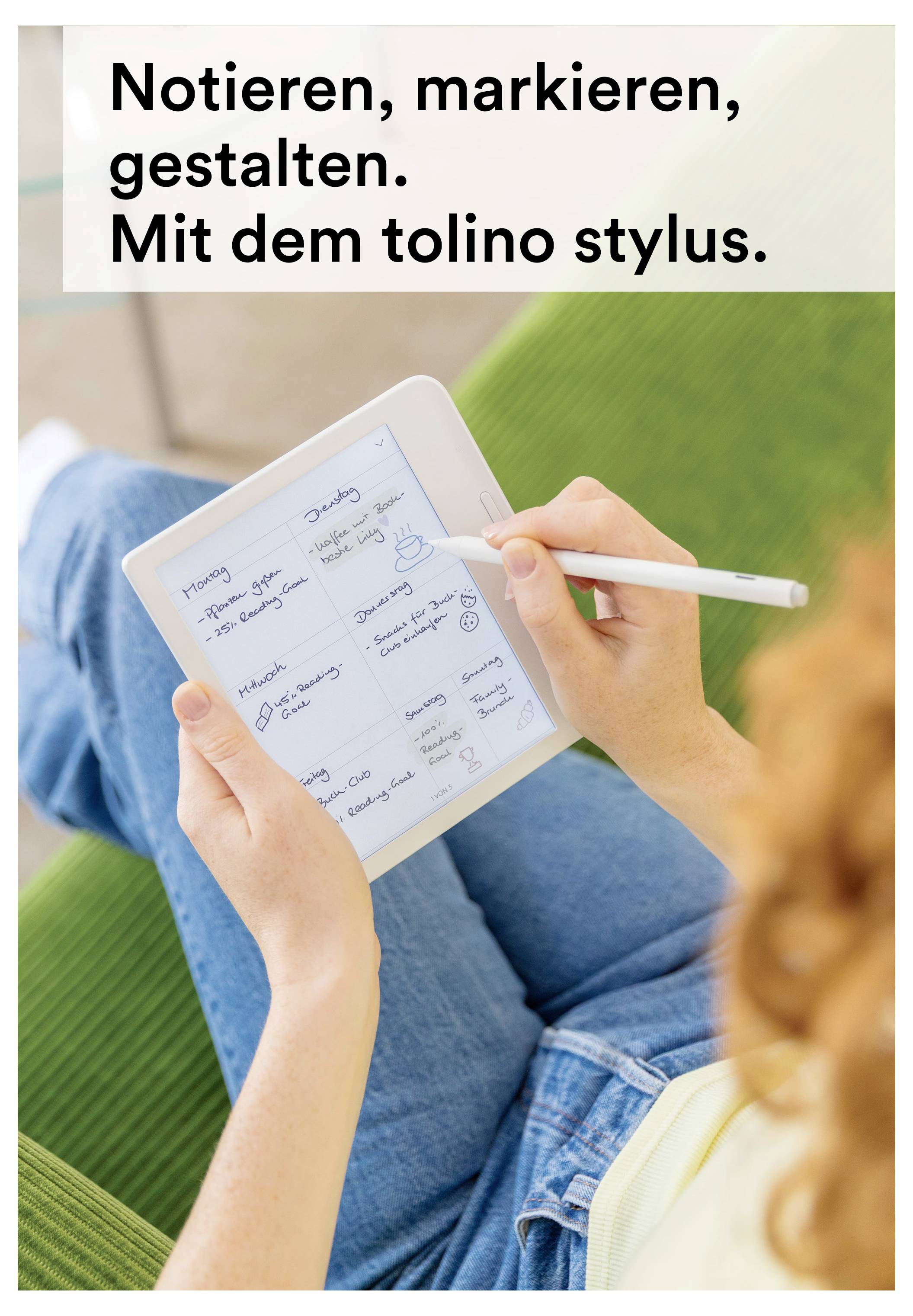 Eine Person schreibt mit einem Stift auf einem E-Reader, der einen Wochenplaner anzeigt. Der Text lautet: „Notieren, markieren, gestalten. Mit dem tolino stylus.