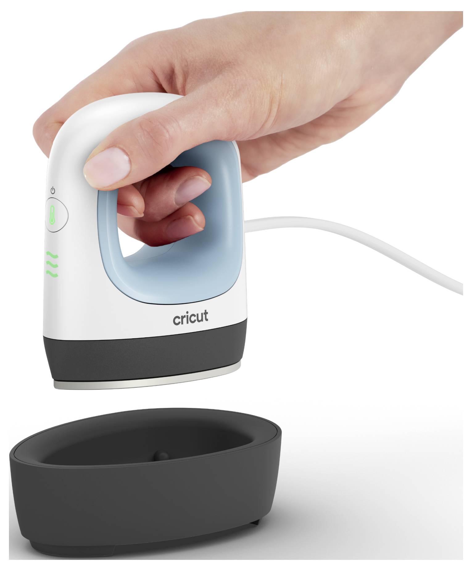 Eine Hand hält eine Cricut Mini-Heizpresse, die über ihrer schwarzen Basis schwebt und zeigt ihr kompaktes Design für Bastel- und Wärmeübertragungsprojekte.