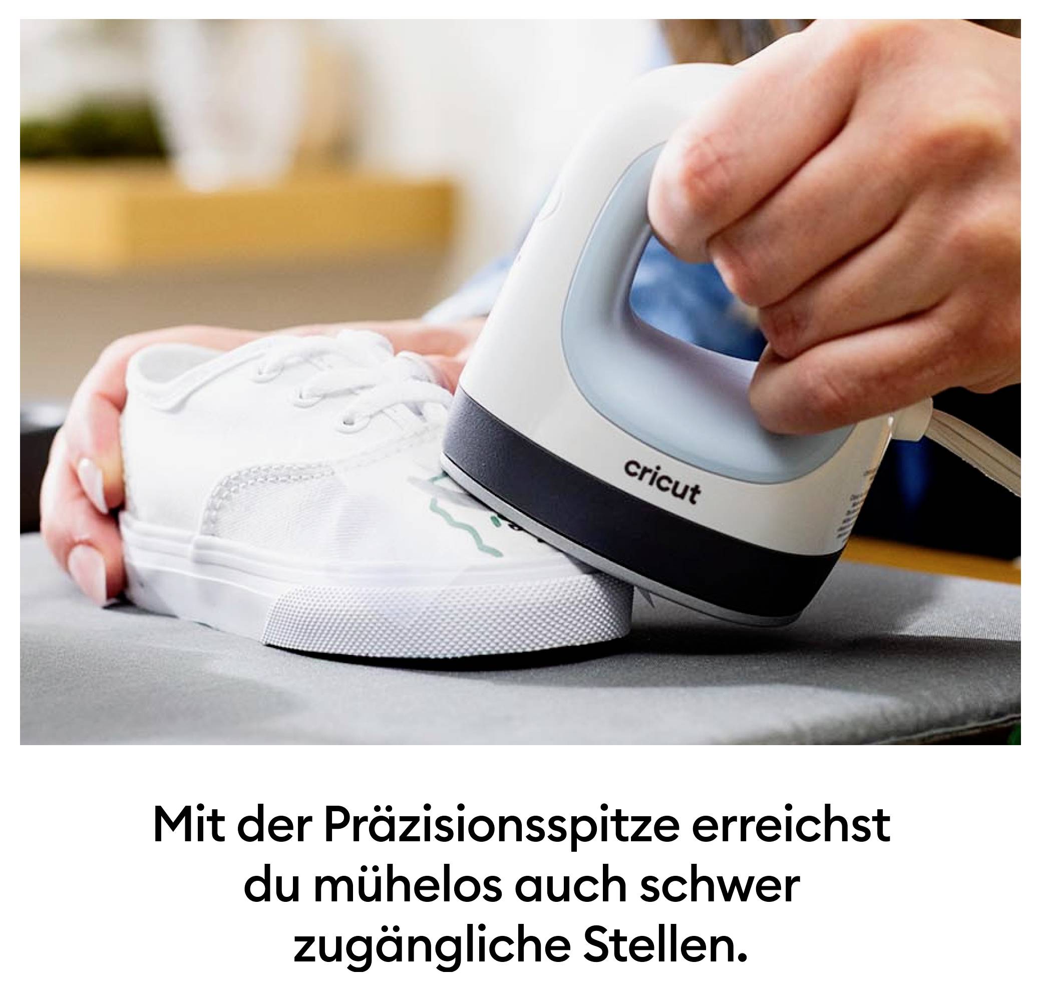Hand hält ein kleines Bügeleisen, um das Logo auf einen weißen Leinenschuh zu kleben. Text: Mit der Präzisionsspitze erreichst du mühelos auch schwer zugängliche Stellen.