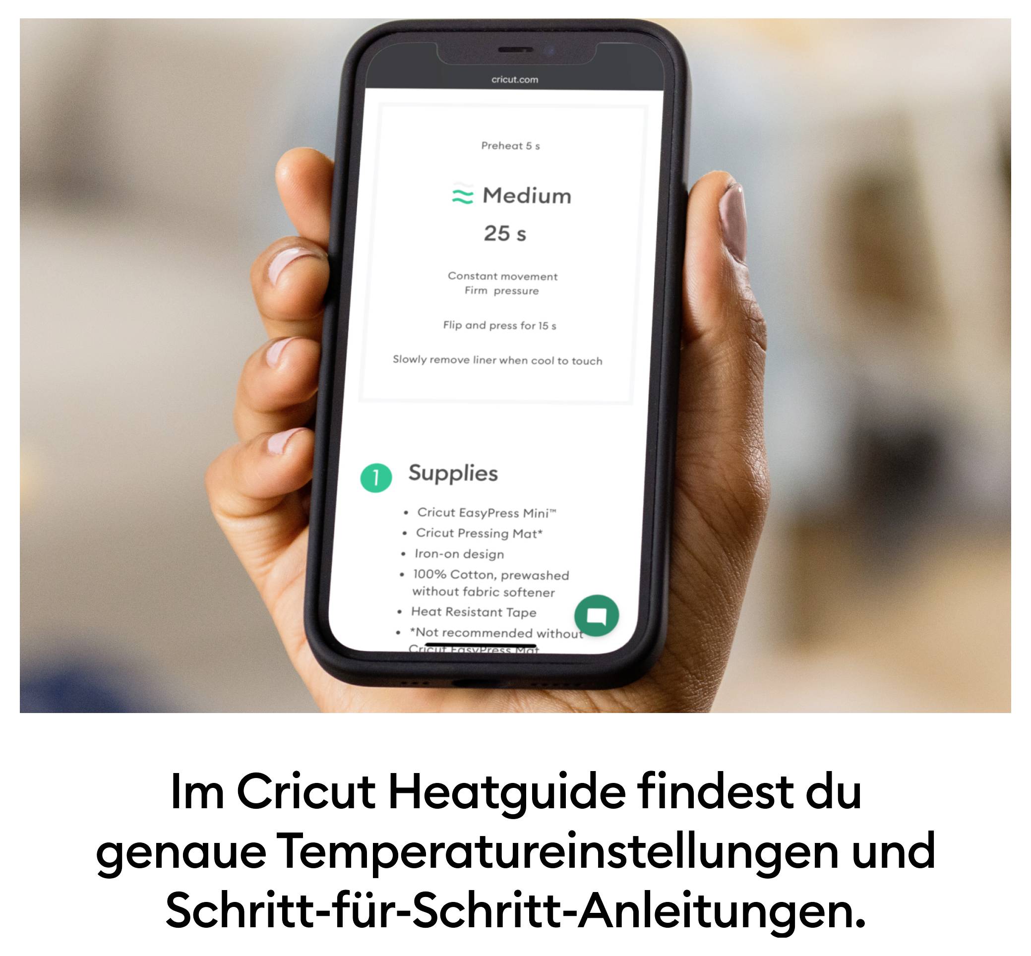 Eine Hand hält ein Smartphone mit der 'Cricut Heatguide' App, die Heizstufe und Zeit anzeigt. Text unten informiert über Temperatur- und Schrittanleitungen.
