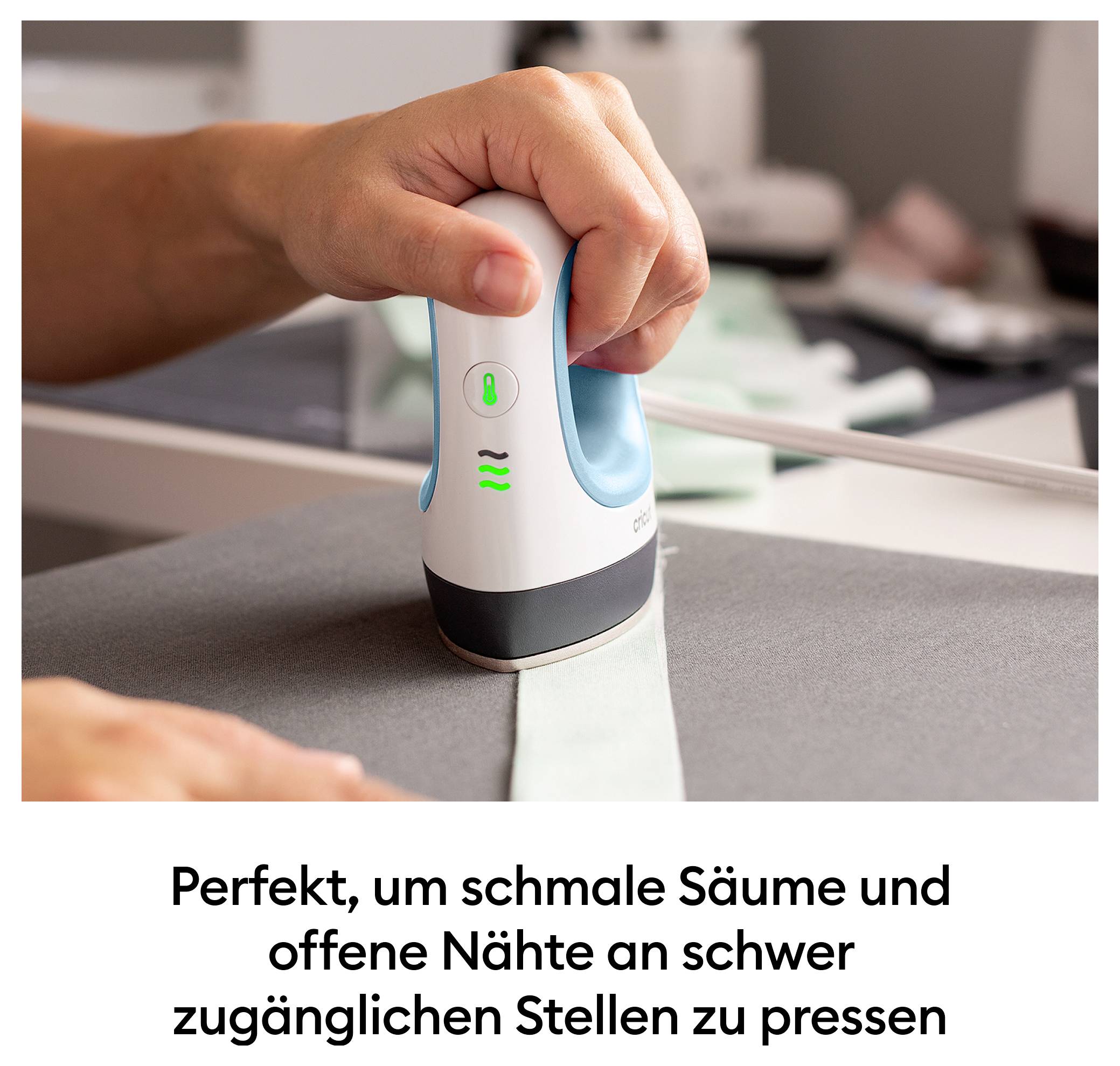 Eine Hand bügelt mit einem kleinen Gerät einen schmalen Stoffsaum. Text im Bild: 'Perfekt, um schmale Säume und offene Nähte zu pressen'.