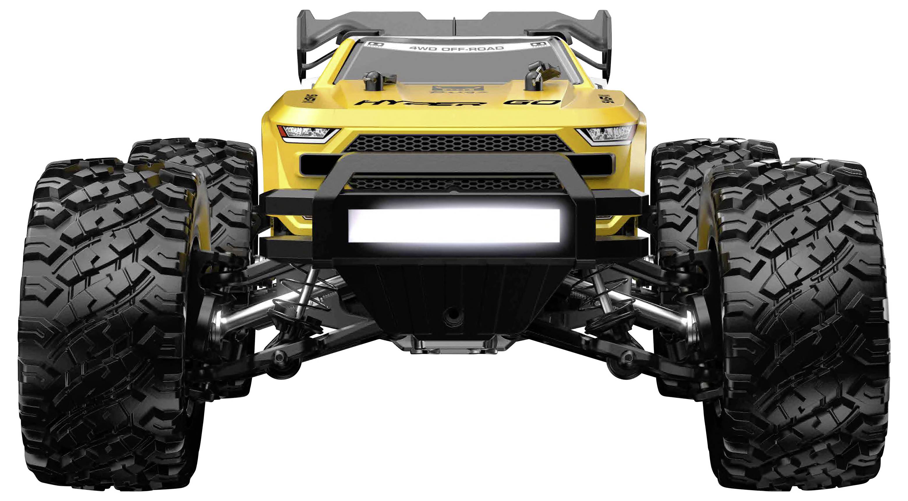 Frontansicht eines gelben Offroad-Lastwagens mit übergroßen Reifen und angehobener Federung auf weißem Hintergrund.